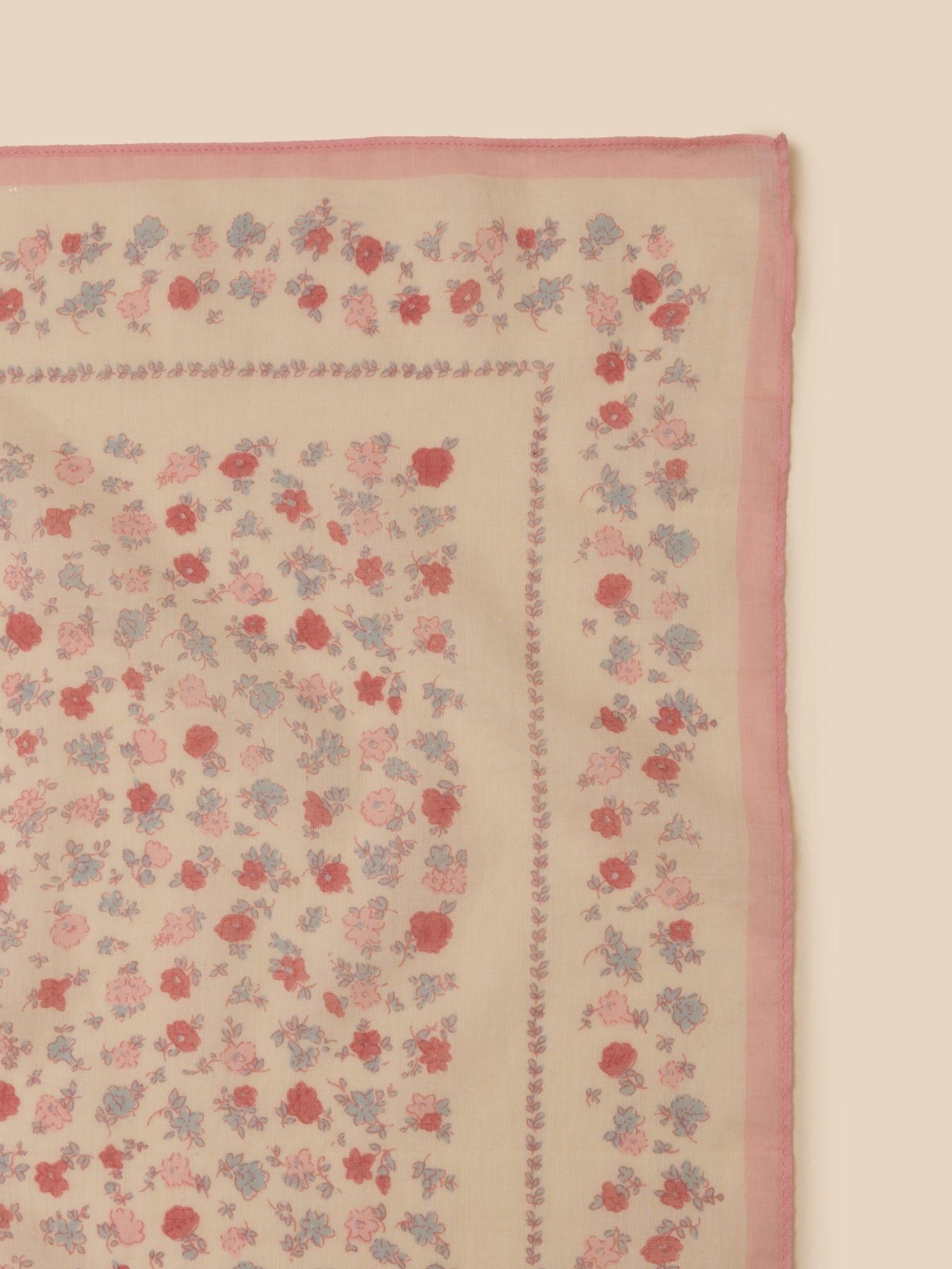 foulard écologique en motifs fleuris