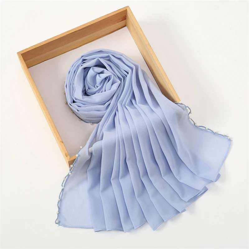 Foulard mode associée à une tenue élégante