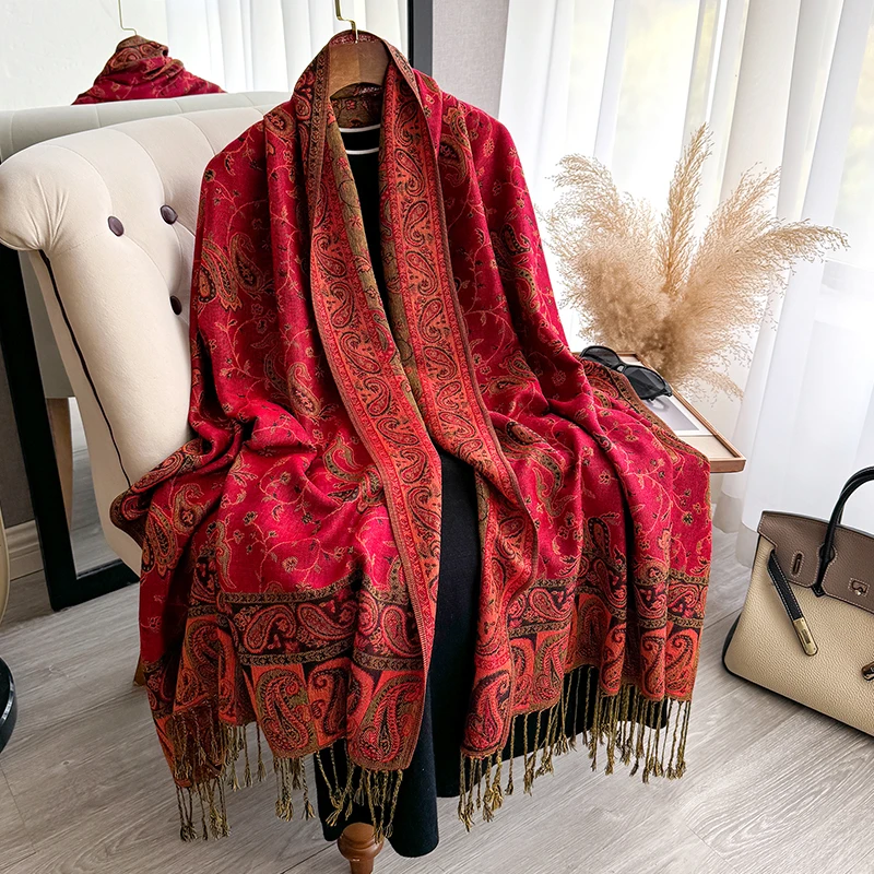 Foulard motif rouge en tissu léger