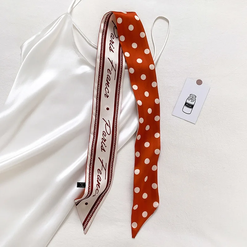 Foulard à pois tendance
