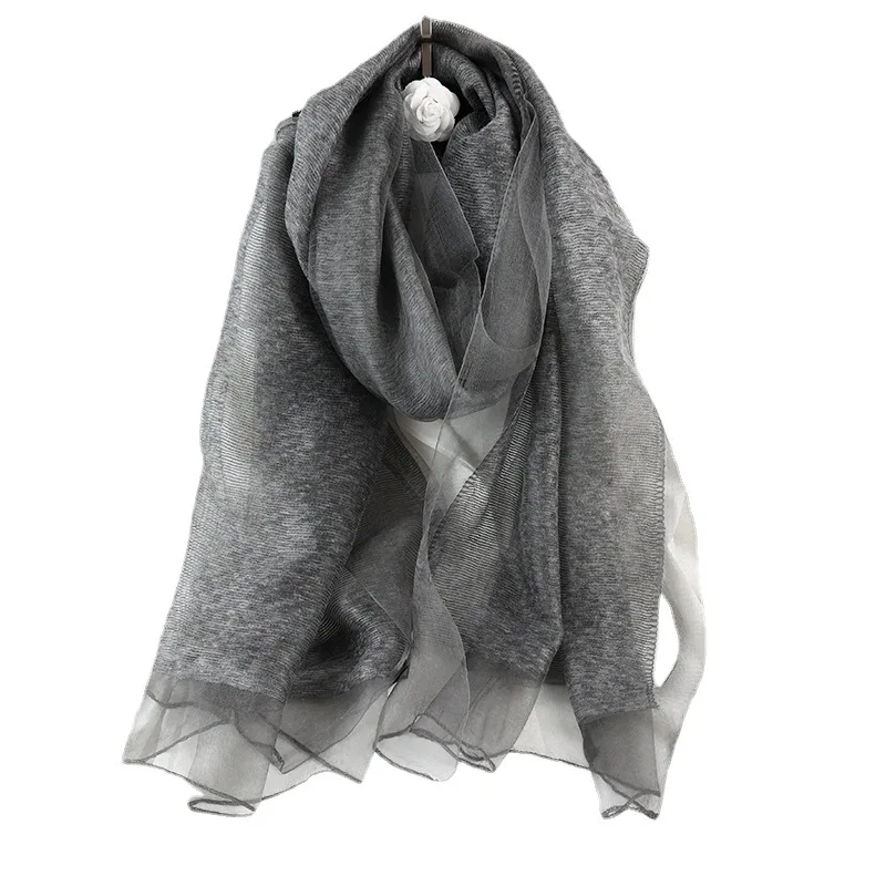 Foulard en soie porté par une femme