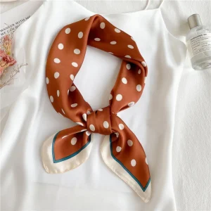 Femme portant écharpe bandana