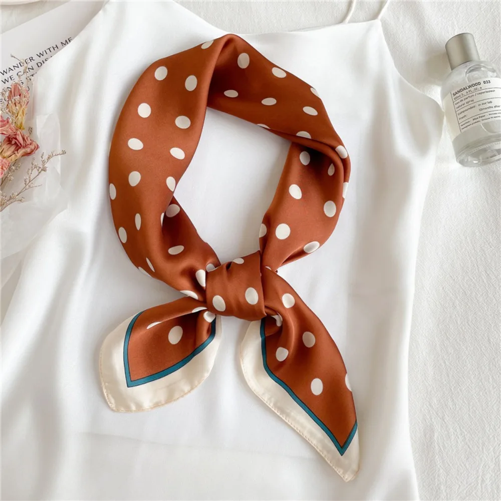 Femme portant écharpe bandana
