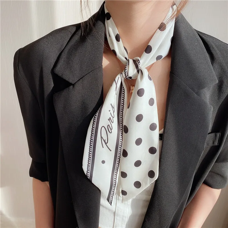 Foulard à pois léger