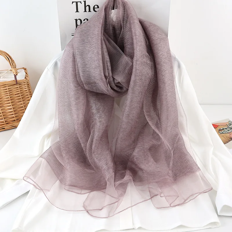 Foulard en soie porté par un homme